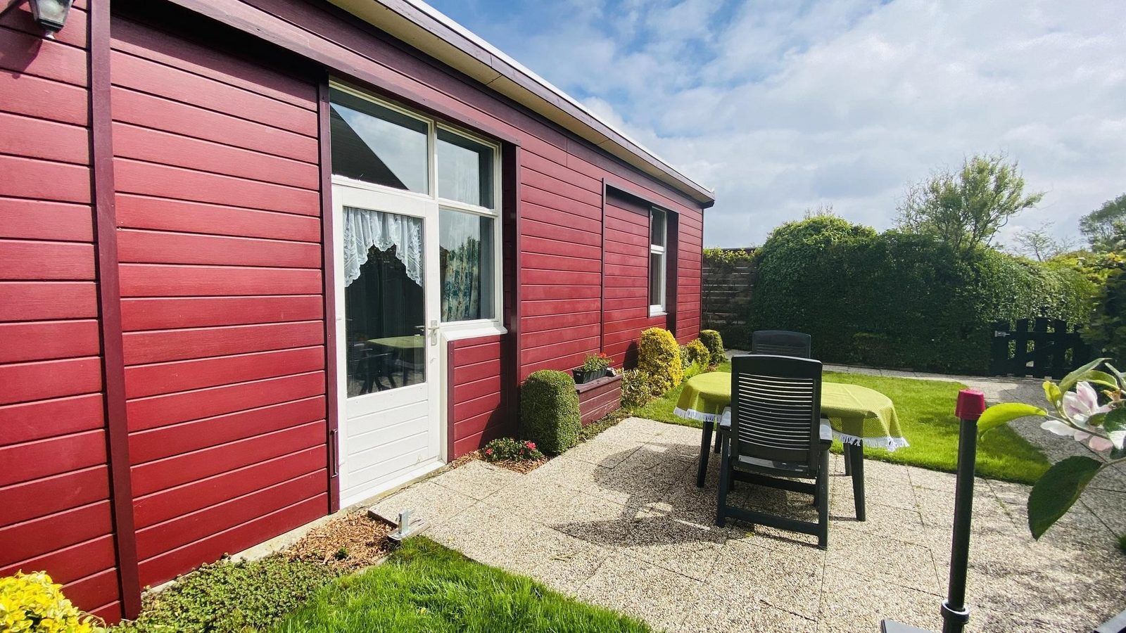 Gezellige buitenruimte bij VZ182 Vakantiehuis Kerkwerve in Zeeland.