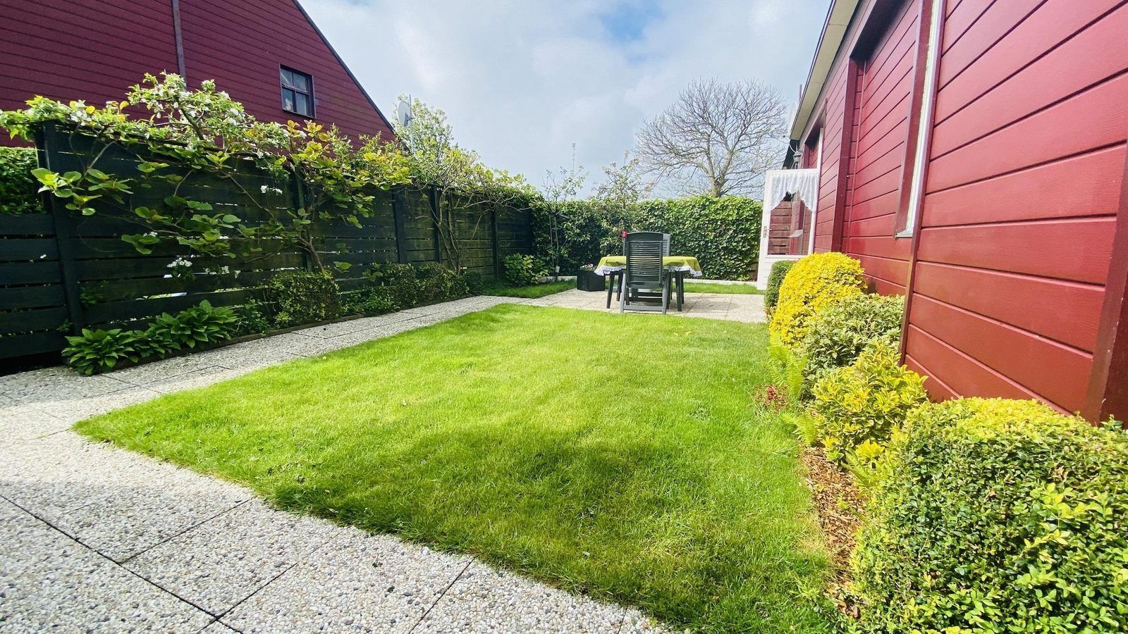 Groene tuin bij VZ182 Vakantiehuis Kerkwerve in Schouwen-Duiveland.