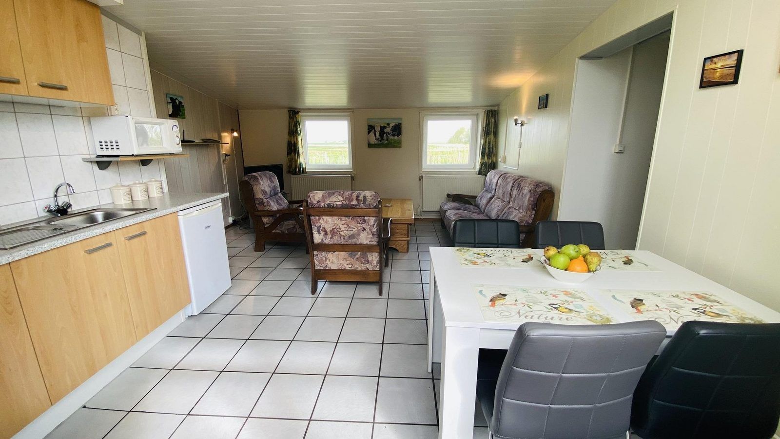 Ruime woonkamer in VZ182 Vakantiehuis Kerkwerve, Zeeland.