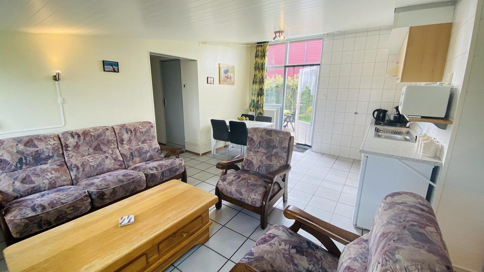 Eethoek en keuken in VZ182 Vakantiehuis Kerkwerve, Zeeland.