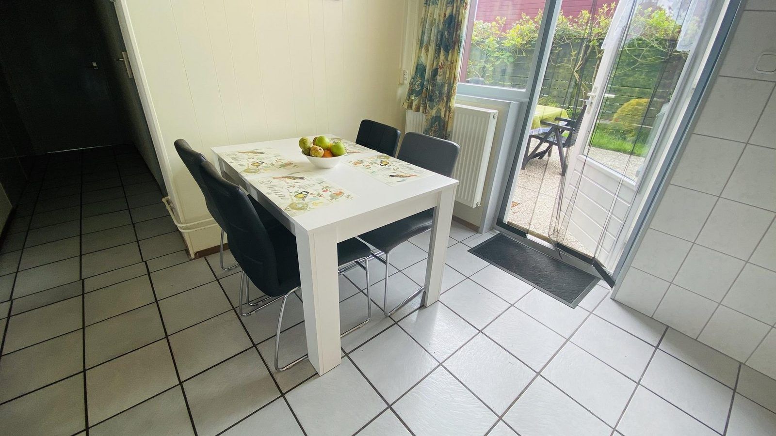 Eettafel met stoelen in VZ182 Vakantiehuis Kerkwerve, Schouwen-Duiveland.