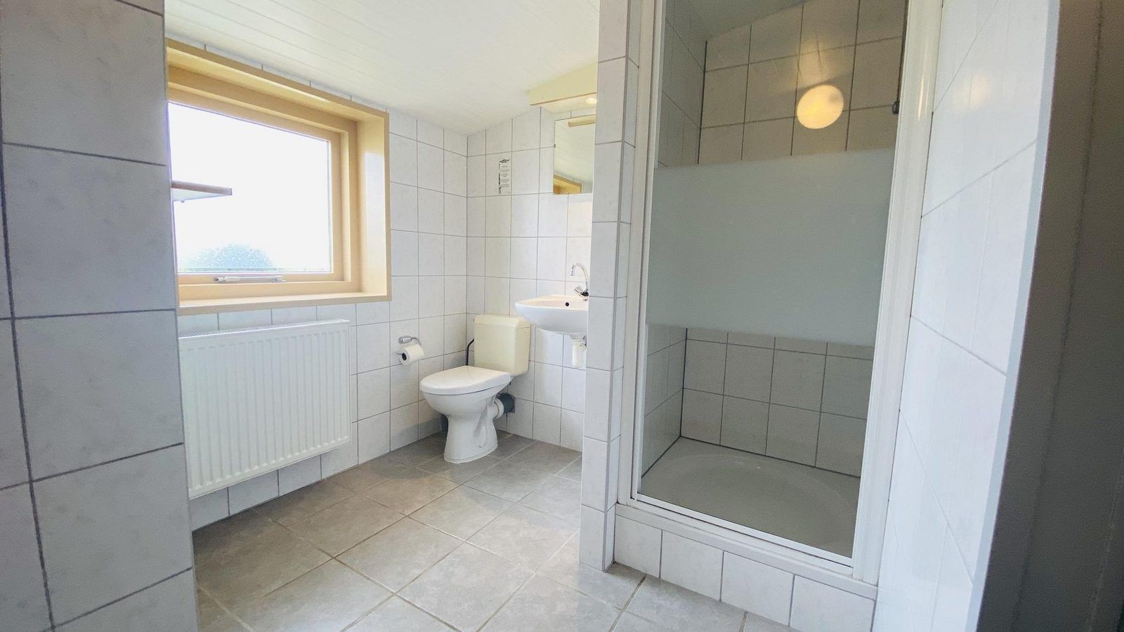 Badkamer met douche in VZ182 Vakantiehuis Kerkwerve, Zeeland.