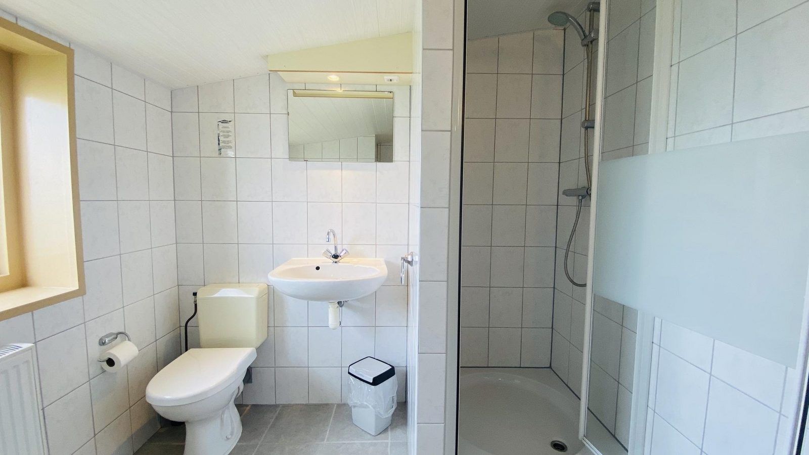 Frisse badkamer in VZ182 Vakantiehuis Kerkwerve, Schouwen-Duiveland.