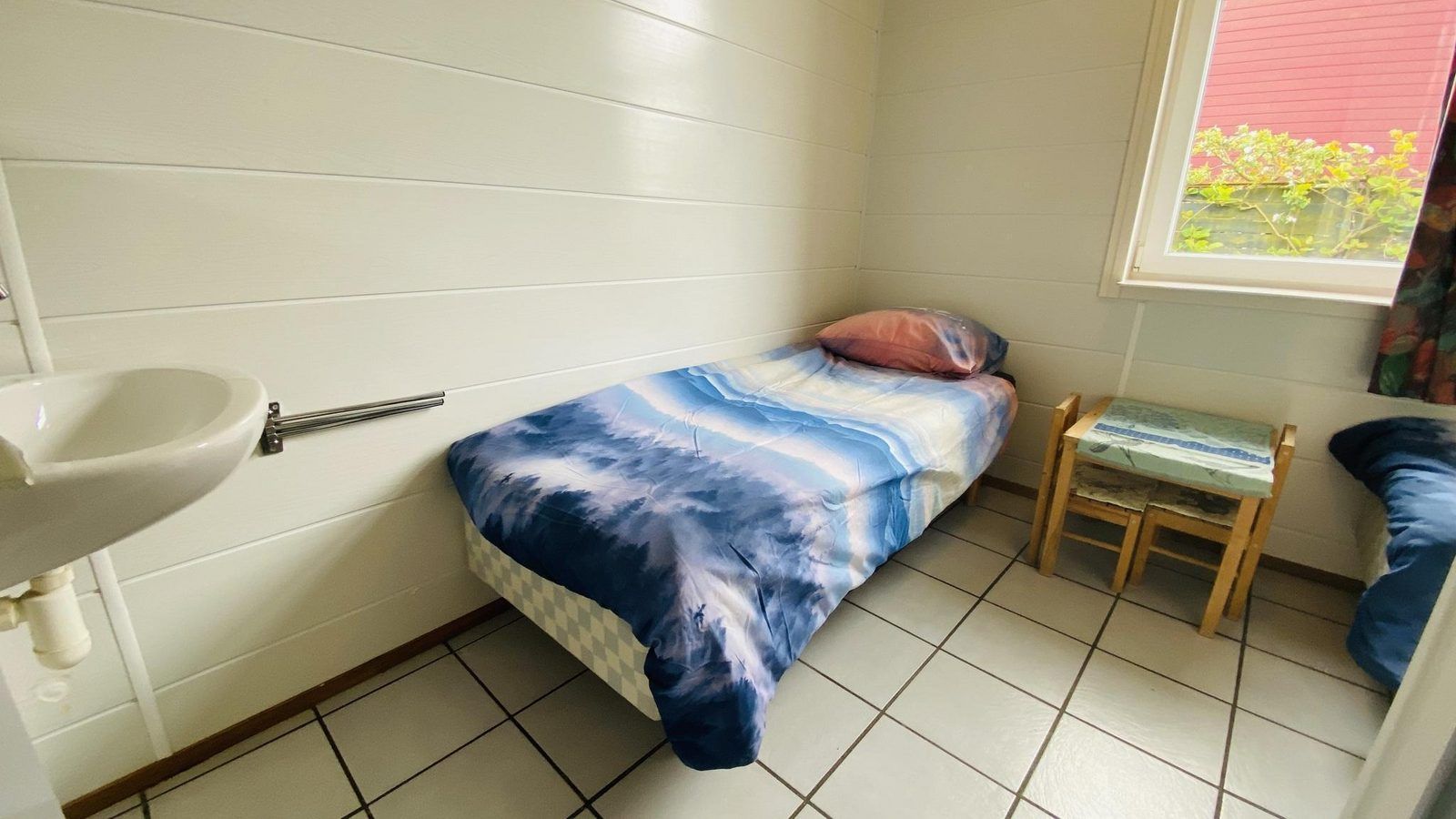 Slaapkamer met enkel bed in VZ182 Vakantiehuis Kerkwerve, Schouwen-Duiveland.