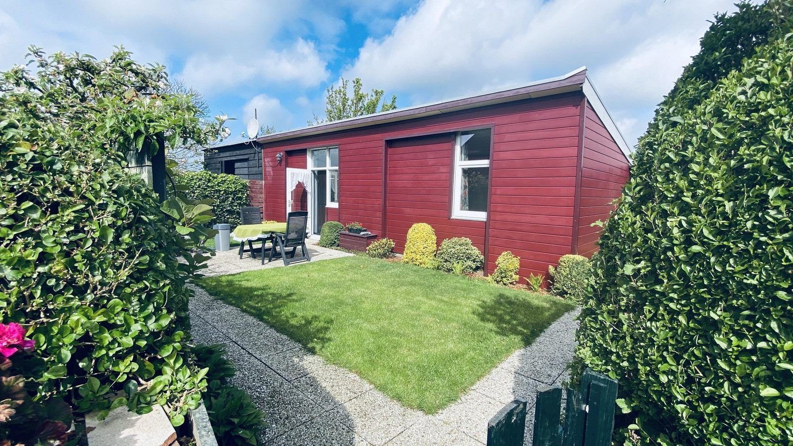 Entree van VZ182 Vakantiehuis Kerkwerve met groene tuin in Schouwen-Duiveland.