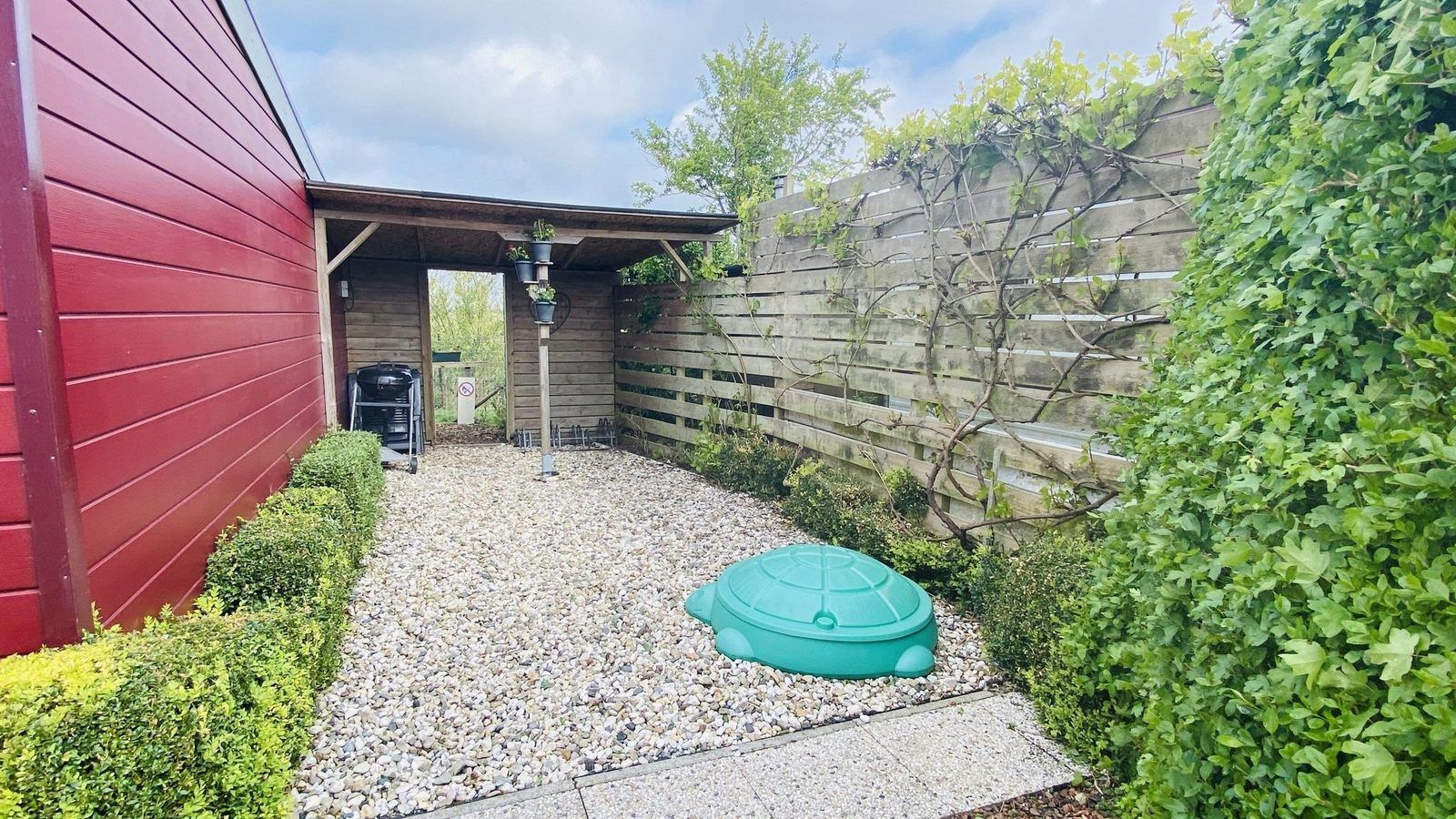 Zonnige tuin bij VZ182 Vakantiehuis Kerkwerve in Zeeland.