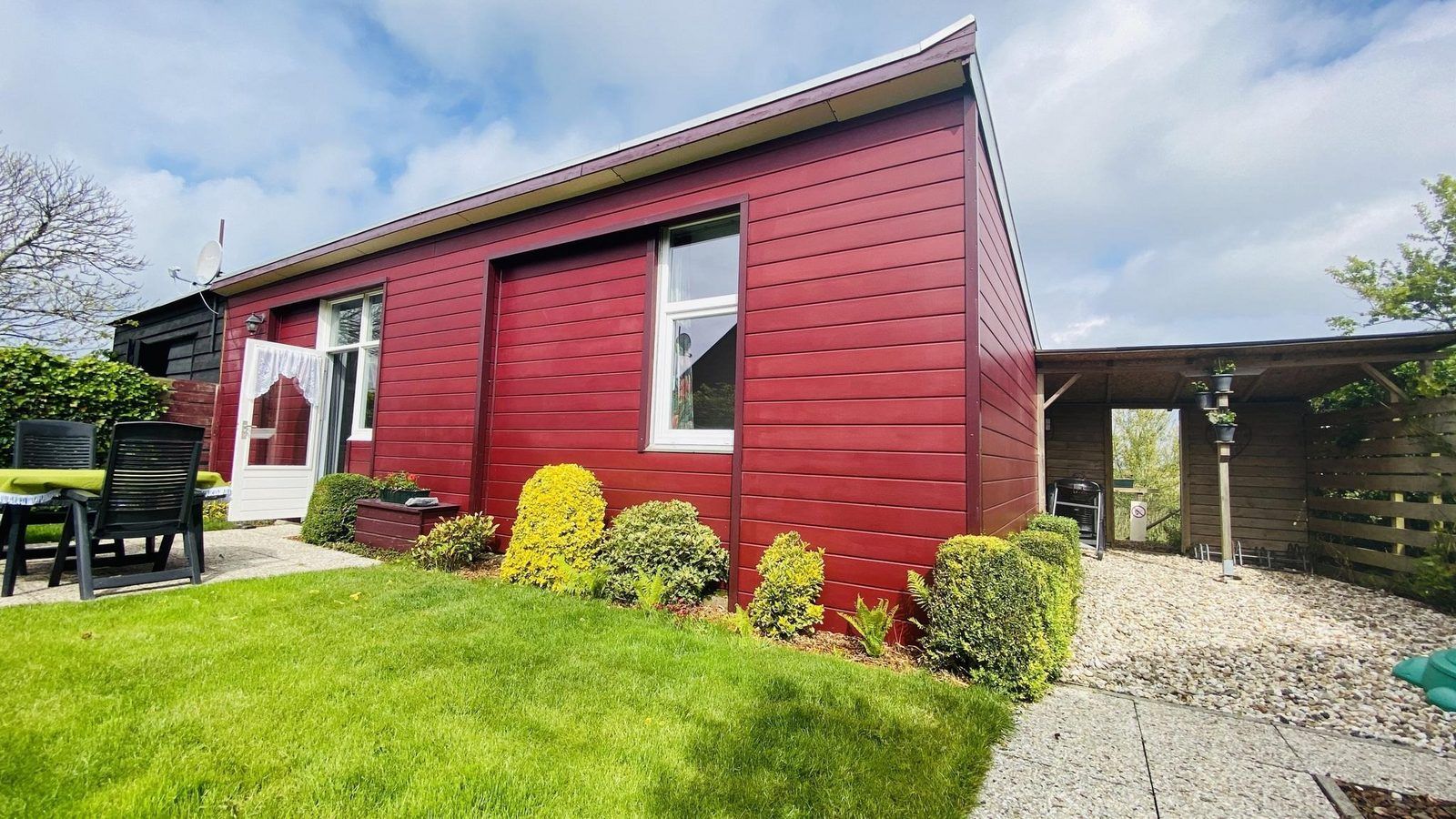 Schaduwrijke plek in de tuin van VZ182 Vakantiehuis Kerkwerve, Schouwen-Duiveland.