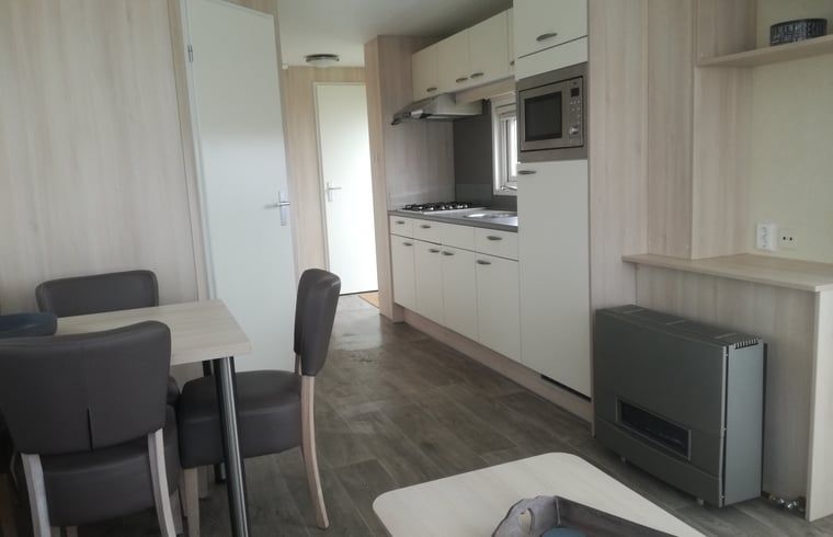 Moderne keuken in Vakantiehuisje in Kerkwerve, perfect voor koken in Zeeland.