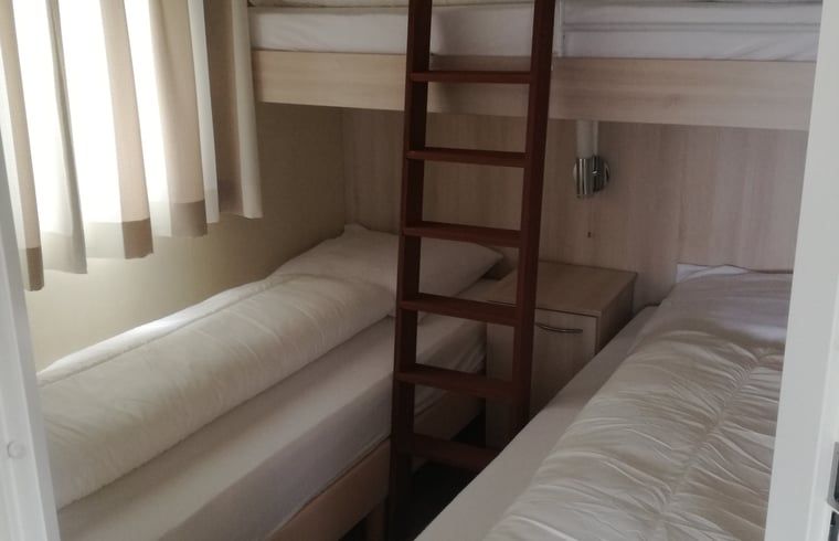 Knusse kinderkamer met stapelbed in Vakantiehuisje in Kerkwerve, Zeeland.