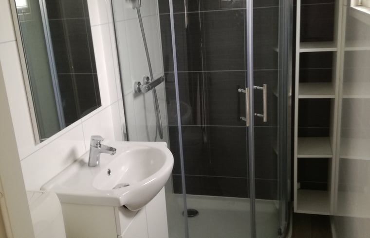 Stijlvolle badkamer in Vakantiehuisje in Kerkwerve, Schouwen-Duiveland, Zeeland.