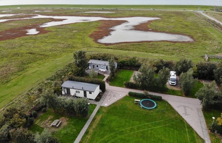 Luchtfoto van Vakantiehuisje in Kerkwerve, omgeven door natuur, Zeeland.