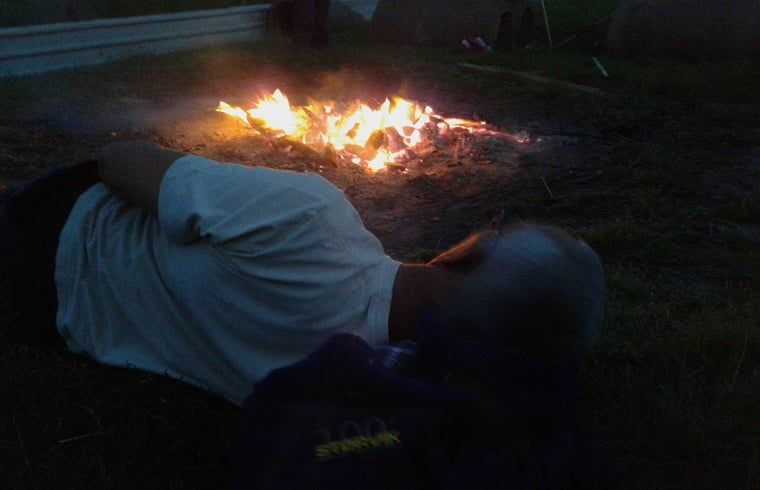 Avondkampvuur bij Vakantiehuisje in Kerkwerve, gezelligheid in Schouwen-Duiveland.