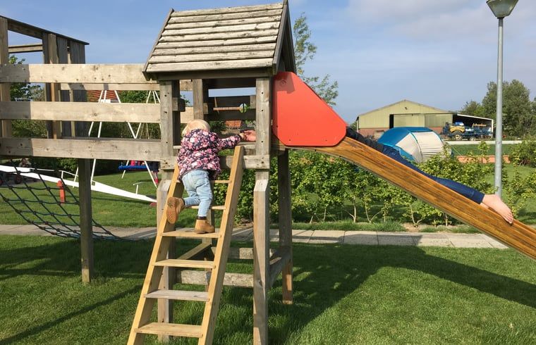 Speeltuin bij Vakantiehuisje in Kerkwerve, plezier voor kinderen in Zeeland.