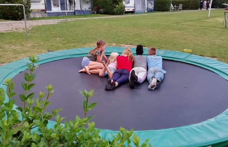 Kinderen op trampoline bij Vakantiehuisje in Kerkwerve, Schouwen-Duiveland.