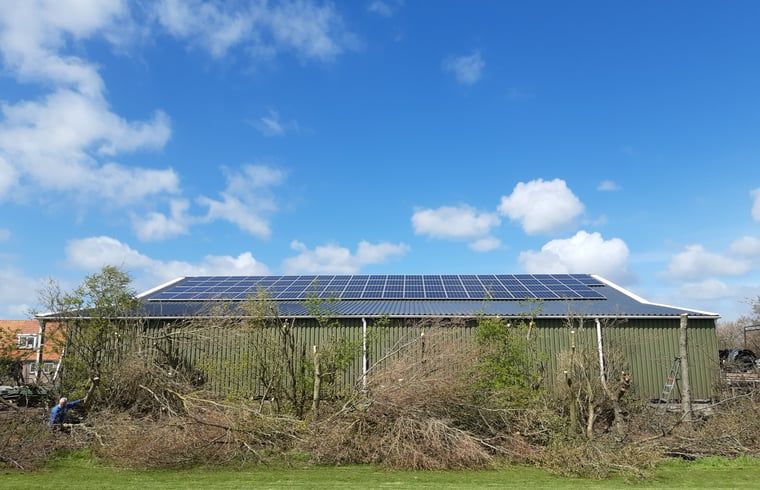 Zonnepanelen bij Vakantiehuisje in Kerkwerve, duurzaam verblijf in Zeeland.