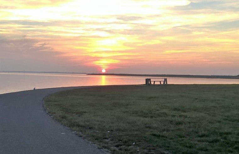 Adembenemende zonsondergang bij Vakantiehuisje in Kerkwerve, Zeeland.
