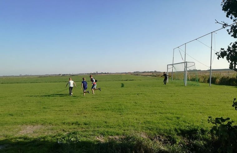 Voetbalveld bij Vakantiehuisje in Kerkwerve, sportieve mogelijkheden in Zeeland.
