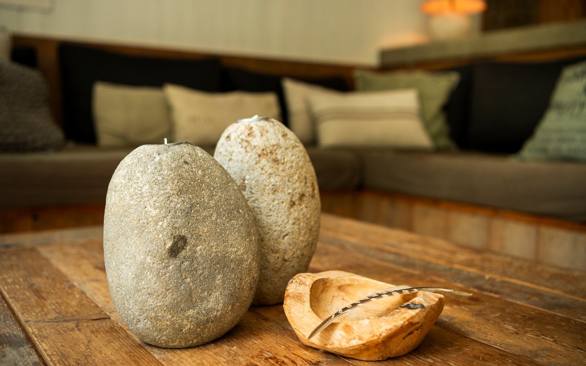 Innenbereich des Ferienhauses Poplar Avenue 21, Lodge to Lounge, mit einem bequemen Sessel und Blick auf den Garten.