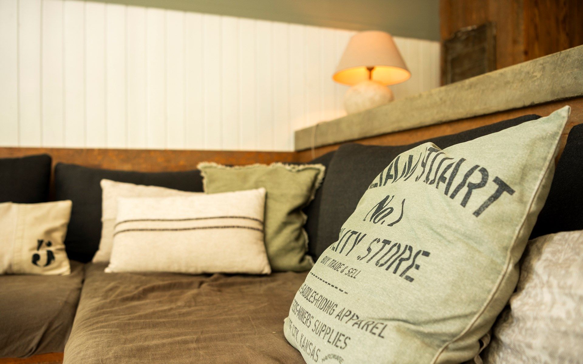 Dekorative Steine auf dem Tisch in Lodge to Lounge, einem Chalet in Nieuw-Haamstede, mit rustikaler Atmosphaere.