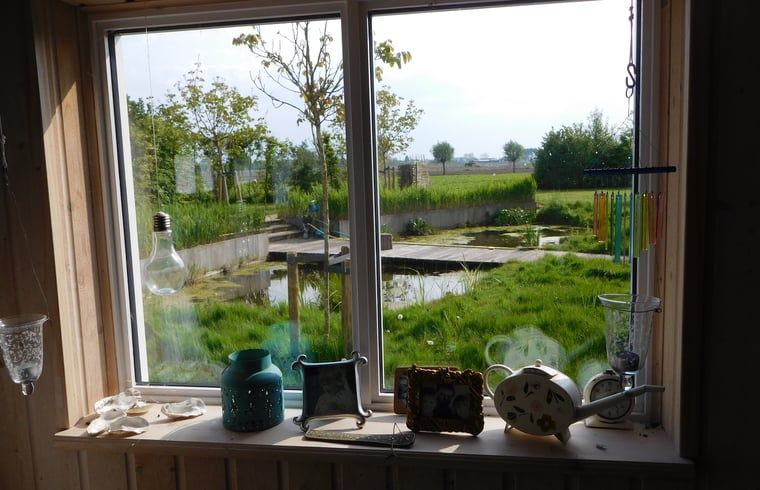 Rustikaler Garten des Ferienhauses in Dreischor, ein Ferienhaus in Schouwen-Duiveland, Zeeland, mit schoener Aussicht auf die Landschaft.
