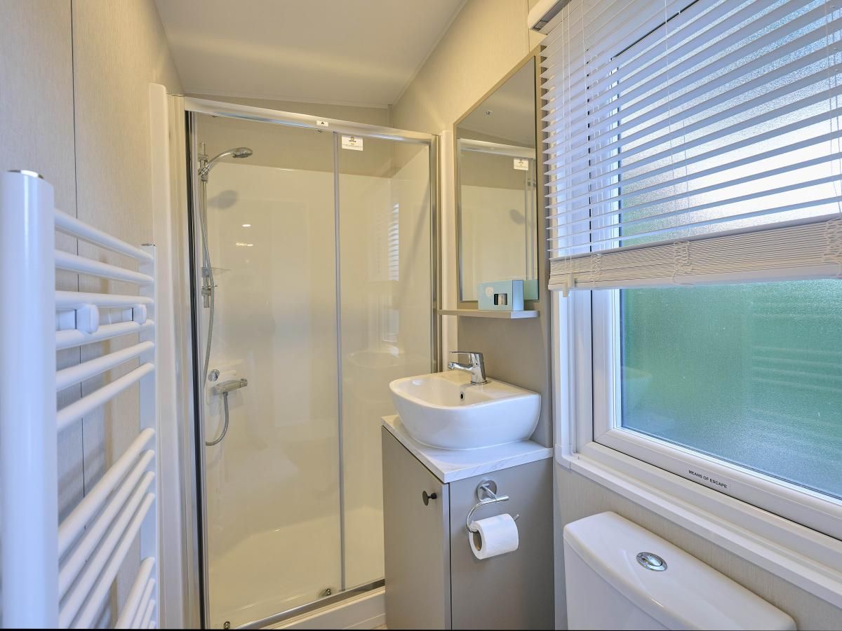 Badkamer met douche in Sunseeker chalet, Goedereede, Schouwen-Duiveland, Zeeland.