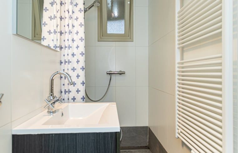 Stilvolles Badezimmer mit Dusche im Ferienhaus in Looperskapelle, Schouwen-Duiveland.