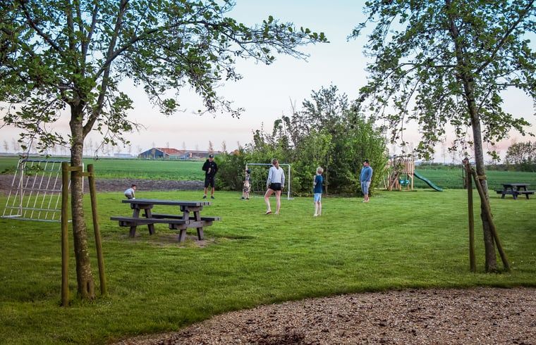 Spielplatz mit Kindern im Garten des Ferienhauses in Looperskapelle, Schouwen-Duiveland.