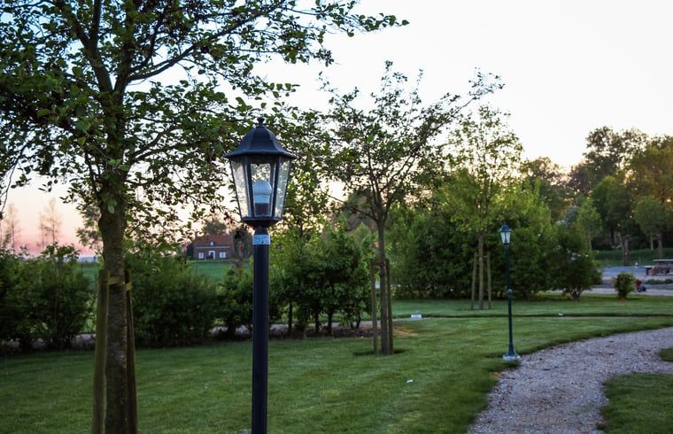 Stimmungsvolle Gartenbeleuchtung im Ferienhaus in Looperskapelle, Zeeland, fuer einen gemuetlichen Abend.
