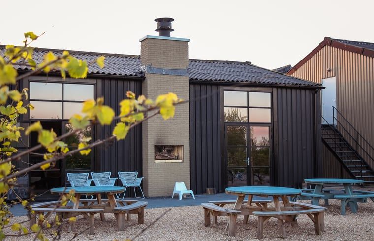 Aussenkamin und Sitzgelegenheiten im Ferienhaus in Looperskapelle, Zeeland, zum Entspannen.