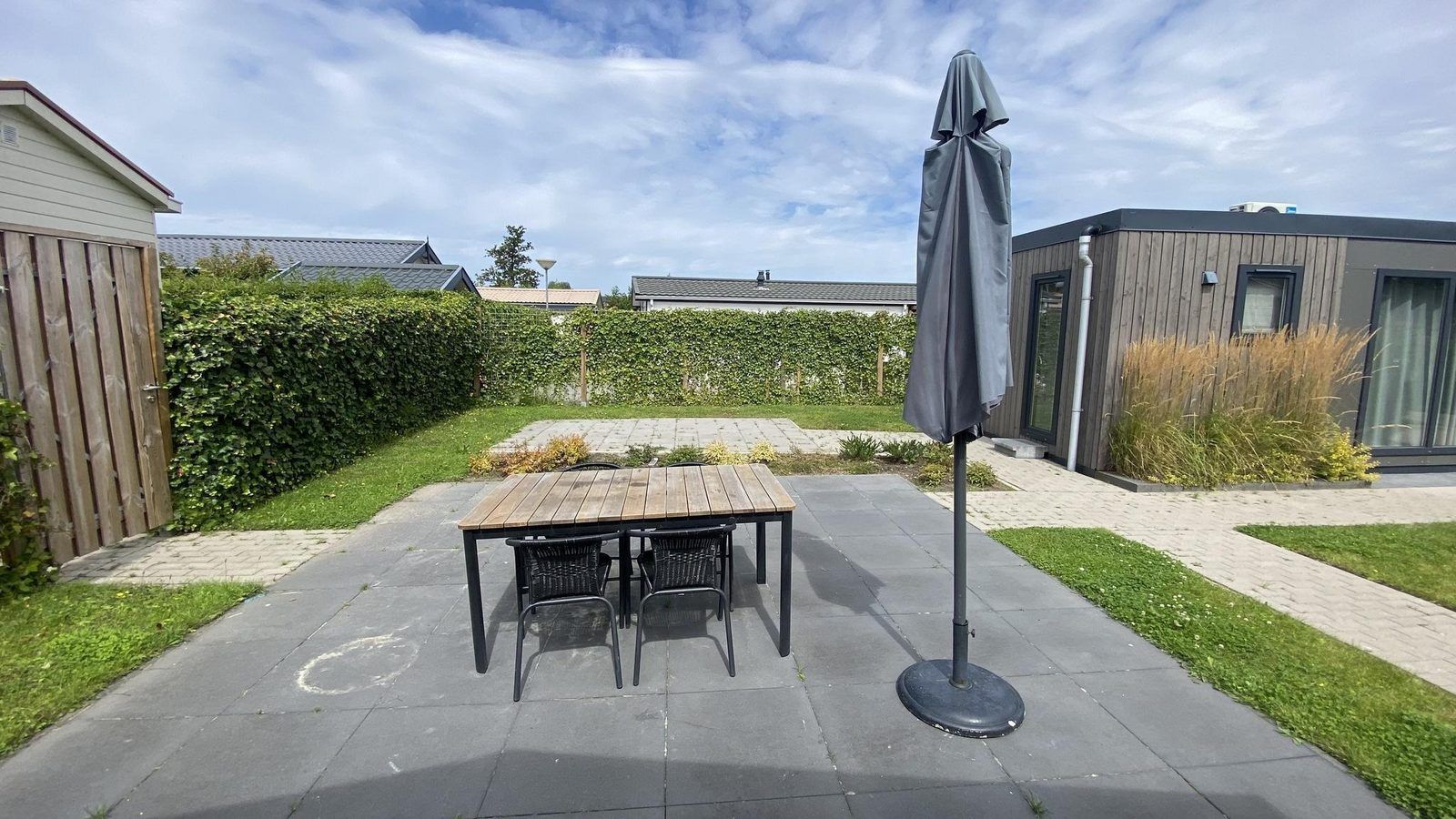 Terras van VZ1016 Vakantiechalet in Sint-Annaland met buitentafel, Tholen, Zeeland.