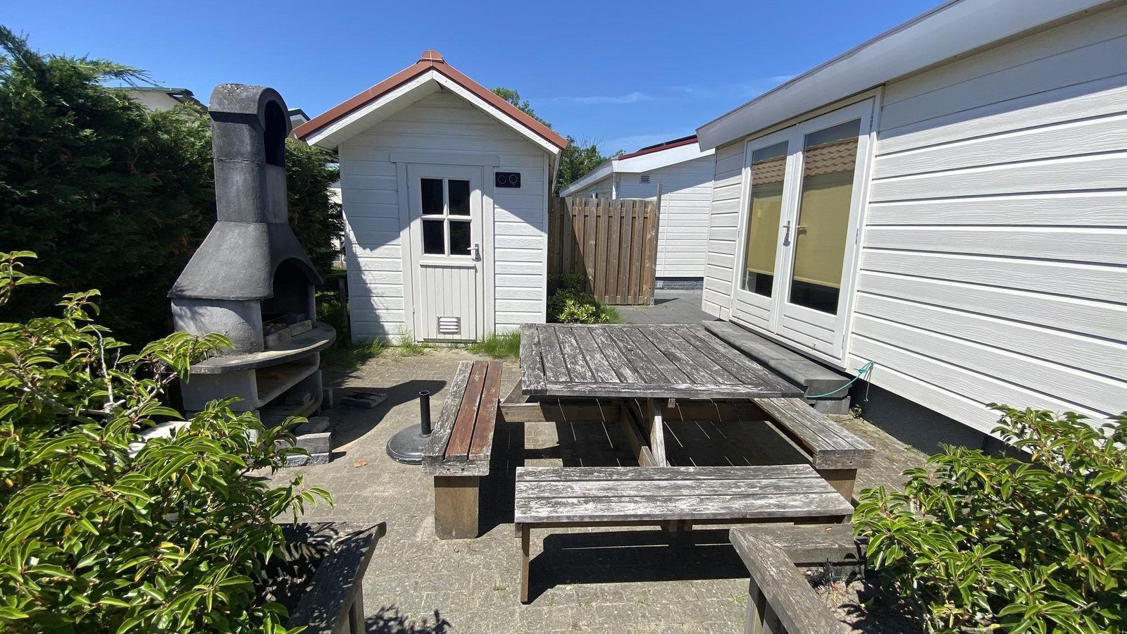 Buitenruimte bij VZ478 Chalet 96 Sint-Annaland met barbecue en picknicktafel, Tholen, Zeeland.