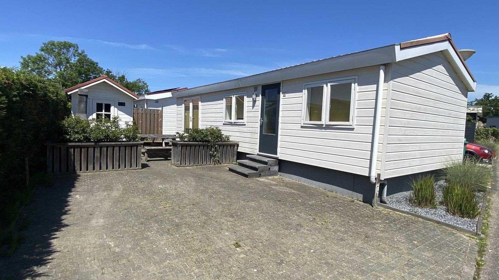 Vooraanzicht van VZ478 Chalet 96 Sint-Annaland met ruime oprit, Tholen, Zeeland.