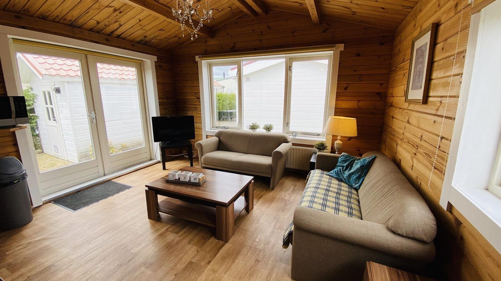 Gezellige woonkamer van VZ478 Chalet 96 Sint-Annaland met houten interieur, Tholen, Zeeland.