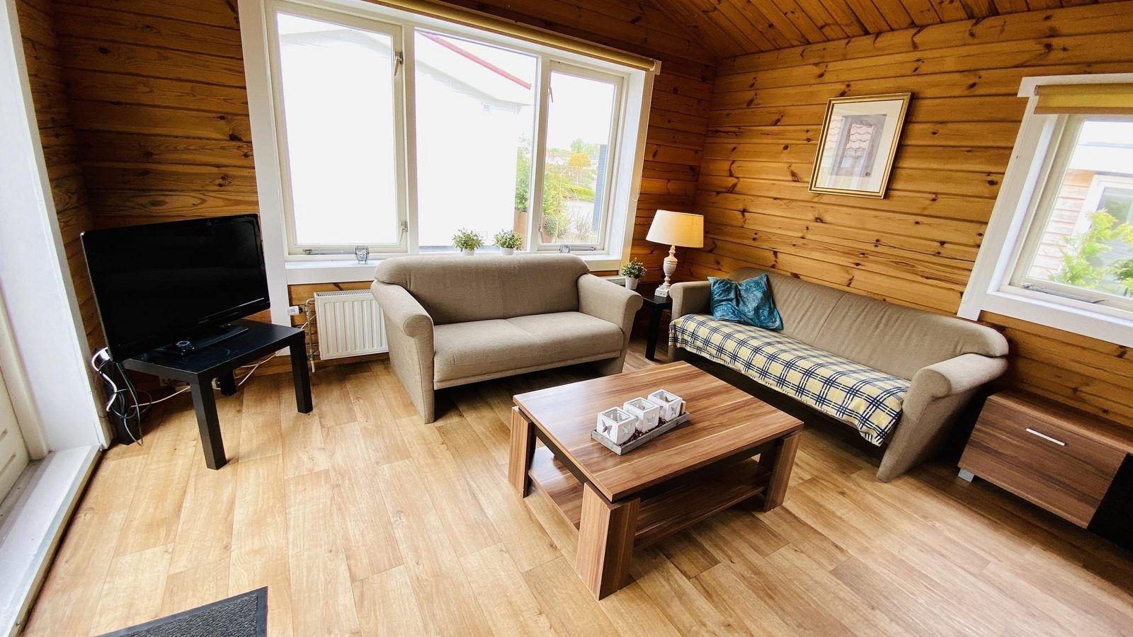 Lichte woonkamer in VZ478 Chalet 96 Sint-Annaland met comfortabele banken, Tholen, Zeeland.