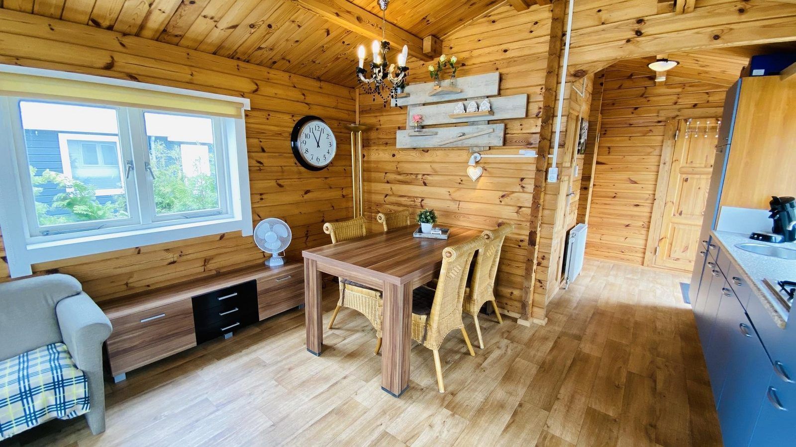 Eethoek in VZ478 Chalet 96 Sint-Annaland met houten meubels, Tholen, Zeeland.