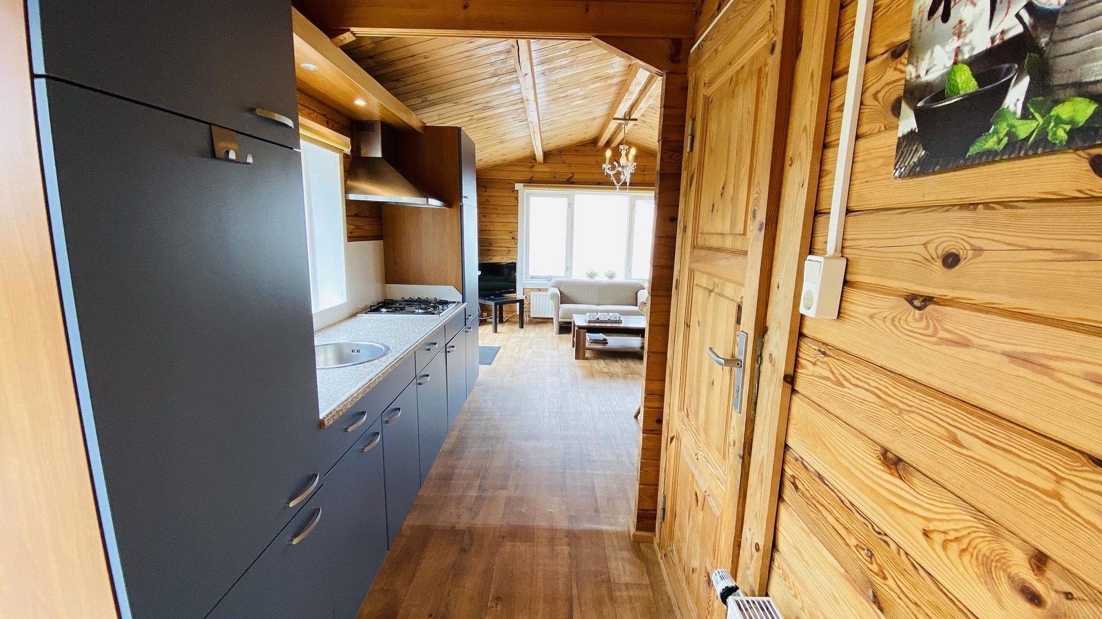 Moderne keuken in VZ478 Chalet 96 Sint-Annaland met houten plafond, Tholen, Zeeland.