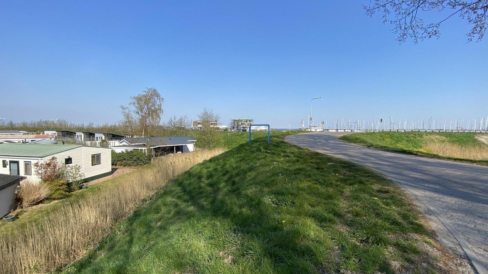 Fietspad met zicht op de omgeving van VZ478 Chalet 96 Sint-Annaland, Tholen, Zeeland.