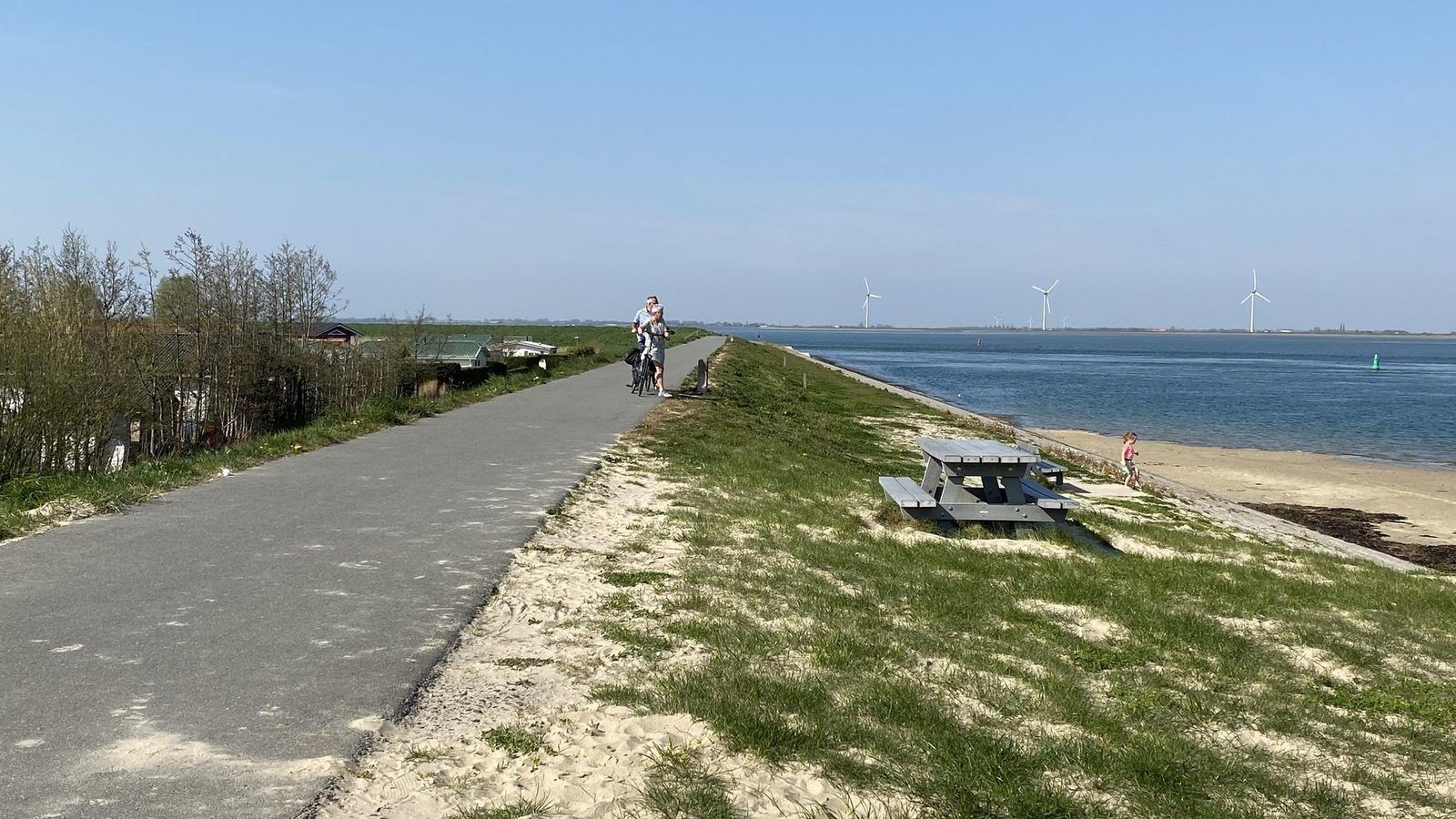 Fietspad langs het water bij VZ478 Chalet 96 Sint-Annaland, Tholen, Zeeland.