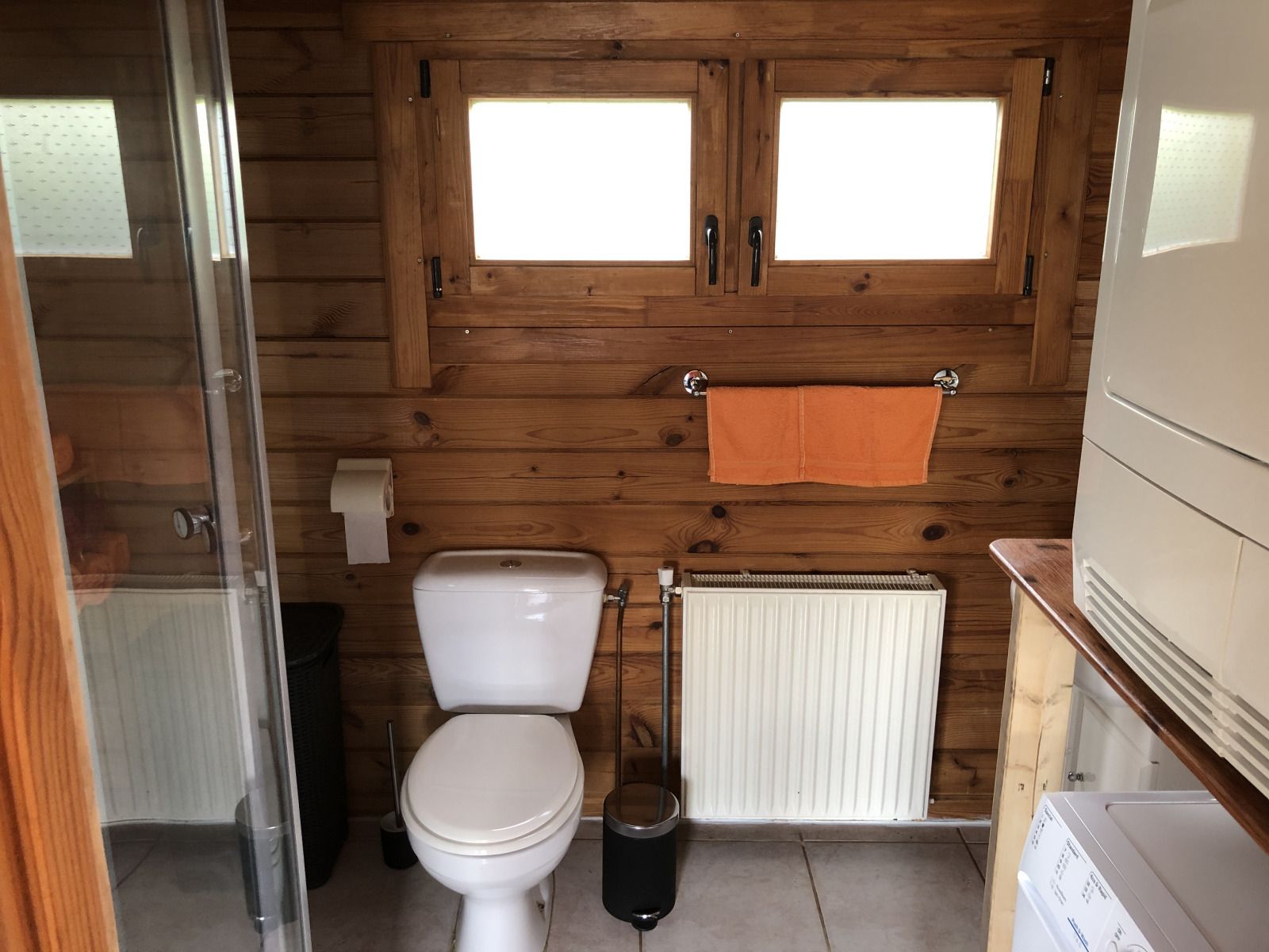 Modernes Badezimmer im Ferienhaus ZE1418, Sint-Annaland, mit Luxusdusche.