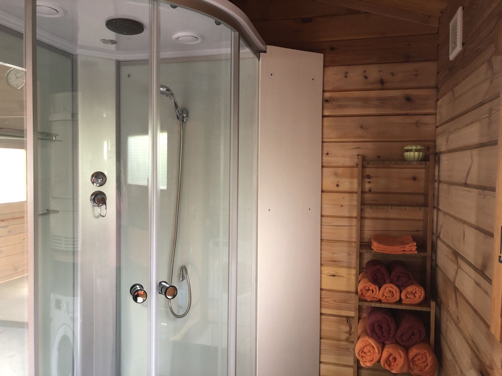 Kinderzimmer mit Etagenbett aus Holz im Ferienhaus ZE1418, Sint-Annaland.