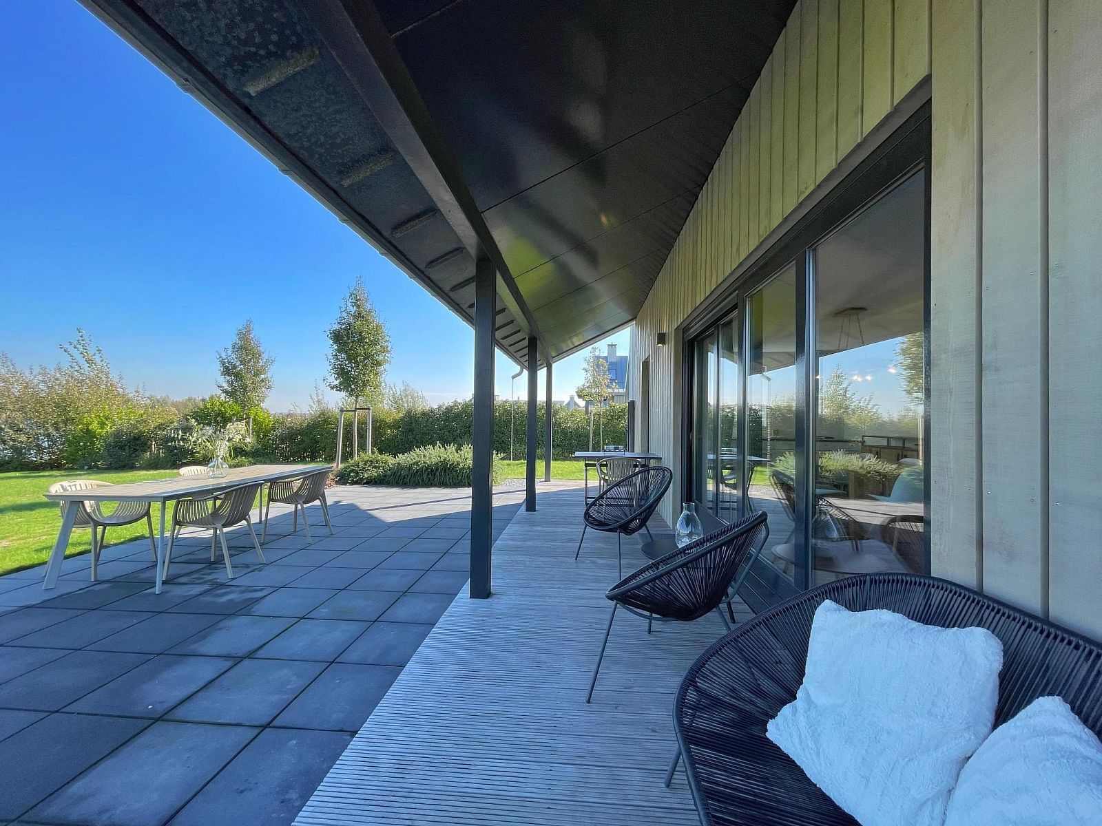 Vacation home Oesterdam Resort in Tholen with spacious terrace and views of nature in Zeeland.