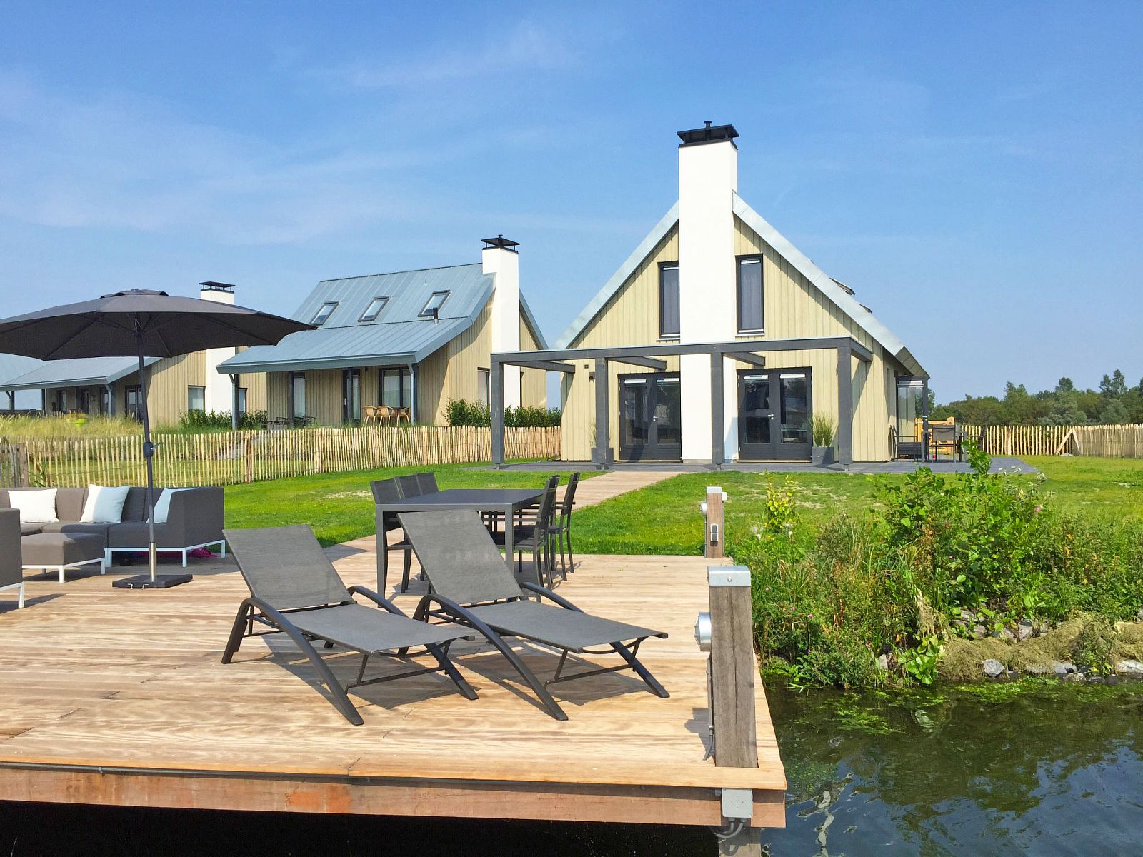 Vakantiehuis Oesterdam Resort in Tholen met ruime veranda en uitzicht op het water, perfect voor ontspanning in Zeeland.