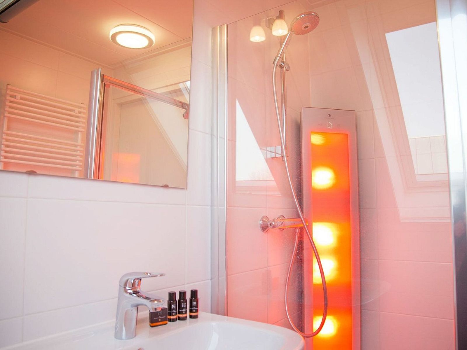 Stijlvolle badkamer met regendouche in Vakantiehuis Oesterdam Resort, Tholen, Zeeland, voor ultiem comfort.