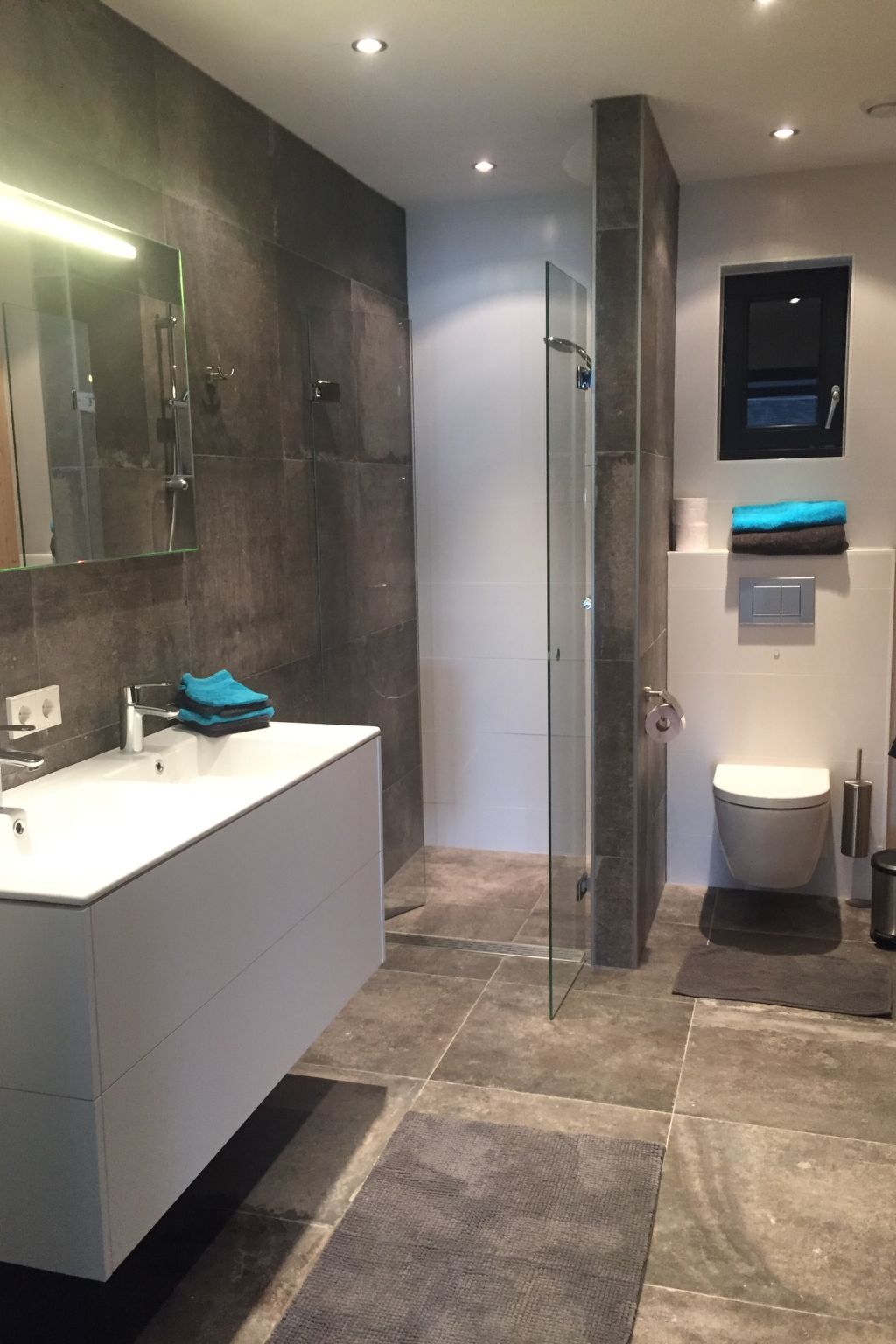 Luxueuze badkamer met inloopdouche in Vakantiehuis Oesterdam Resort, Tholen, Zeeland, voor een ontspannen verblijf.