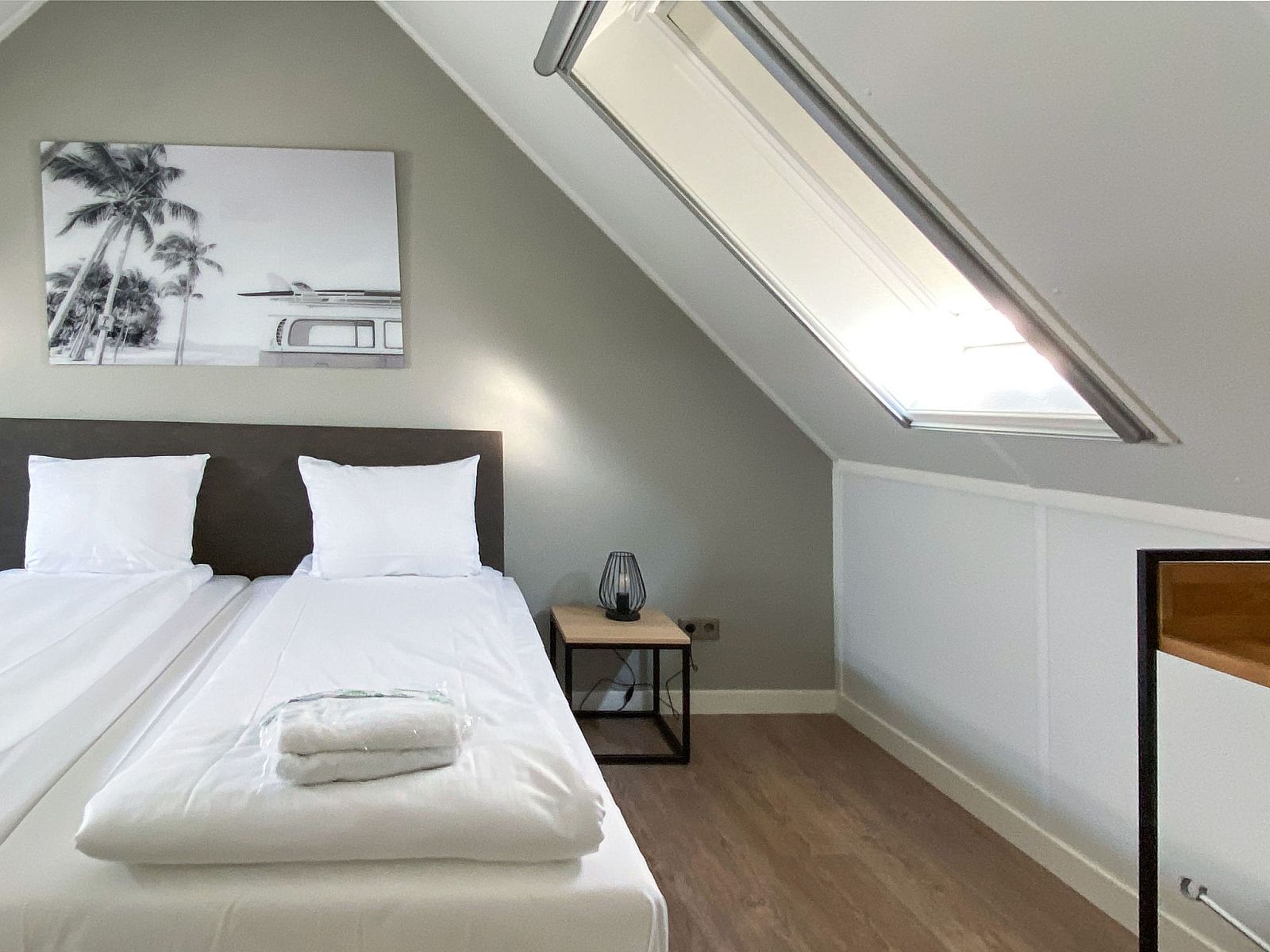 Comfortabele slaapkamer in Vakantiehuis Oesterdam Resort in Tholen, Zeeland met dakraam.