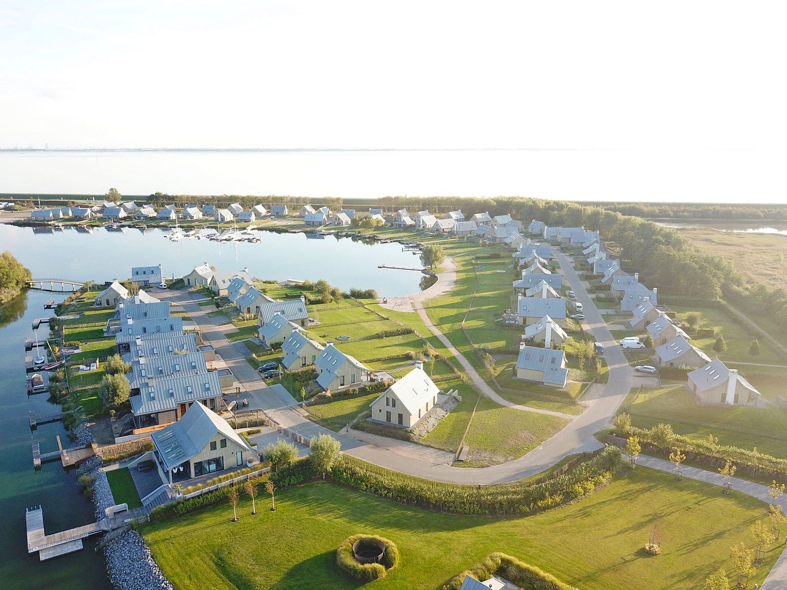 Luchtfoto van Vakantiehuis Oesterdam Resort in Tholen, Zeeland met water en natuur.
