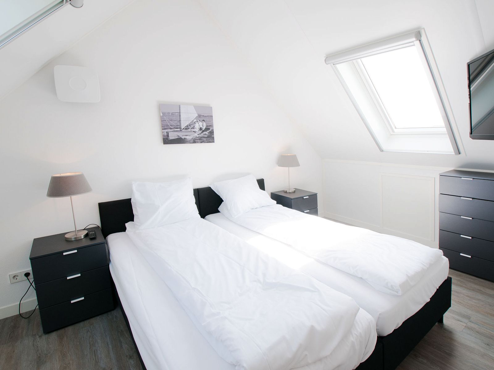 Lichte slaapkamer in Vakantiehuis Oesterdam Resort in Tholen, Zeeland met moderne inrichting.