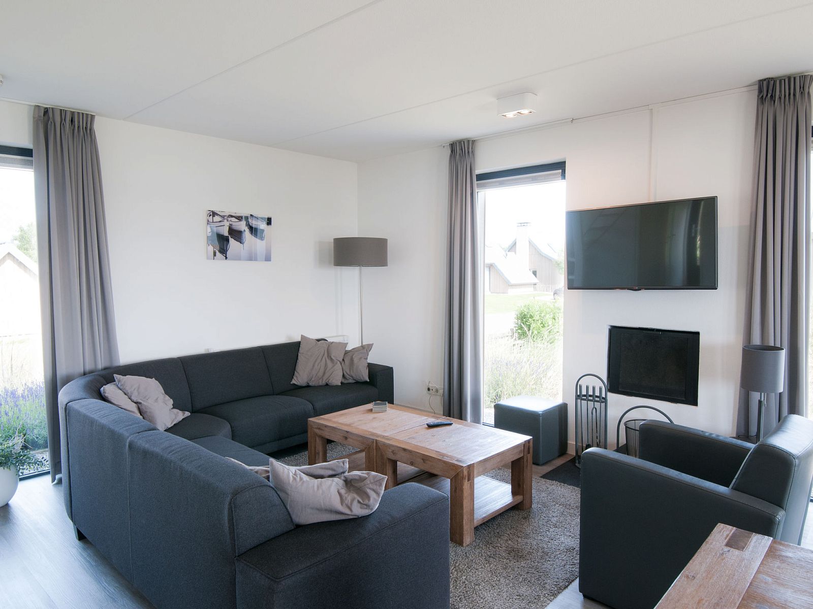 Gezellige zithoek in Vakantiehuis Oesterdam Resort in Tholen, Zeeland met grote ramen.