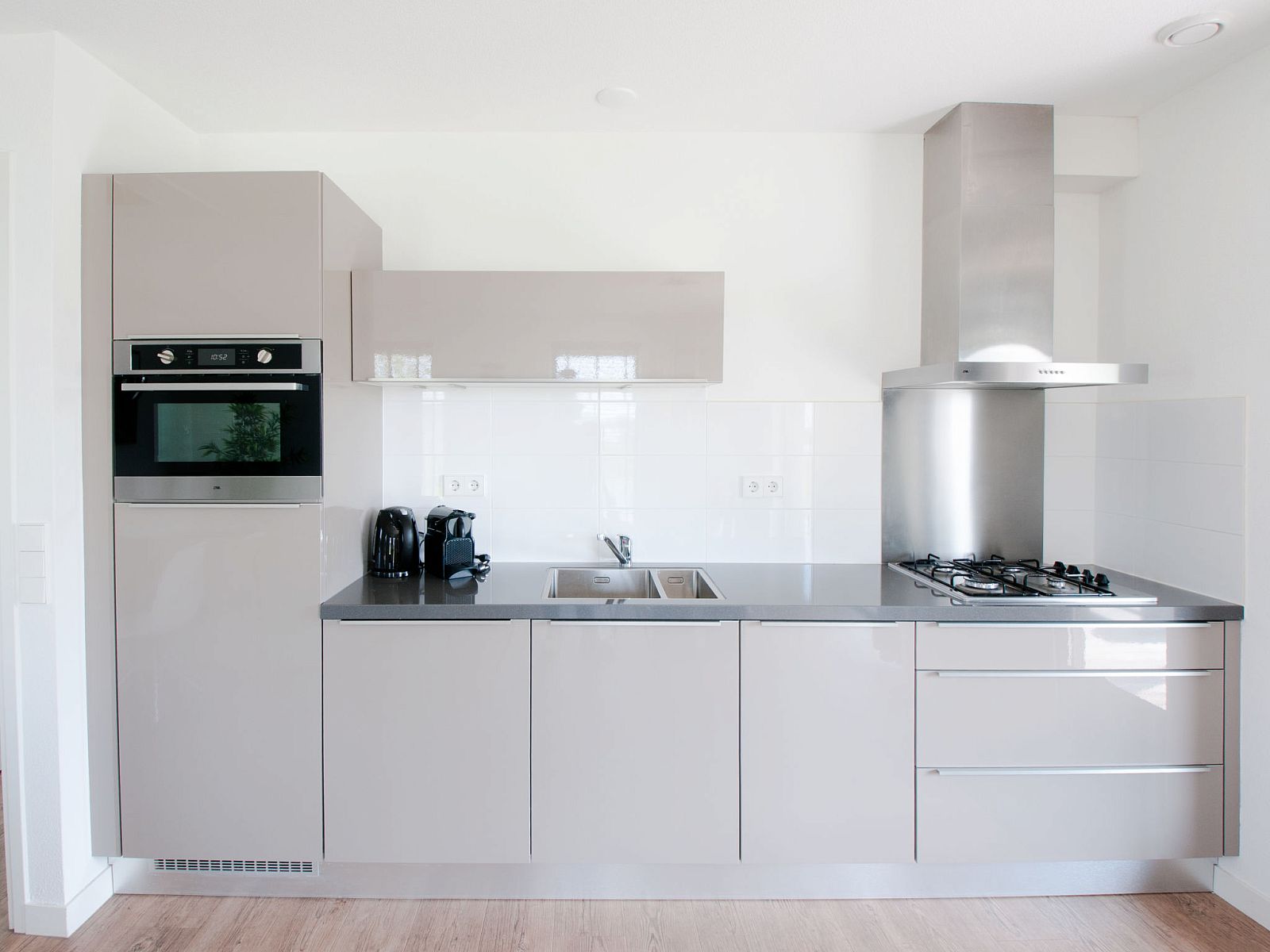 Strakke keuken in Vakantiehuis Oesterdam Resort in Tholen, Zeeland met moderne apparatuur.