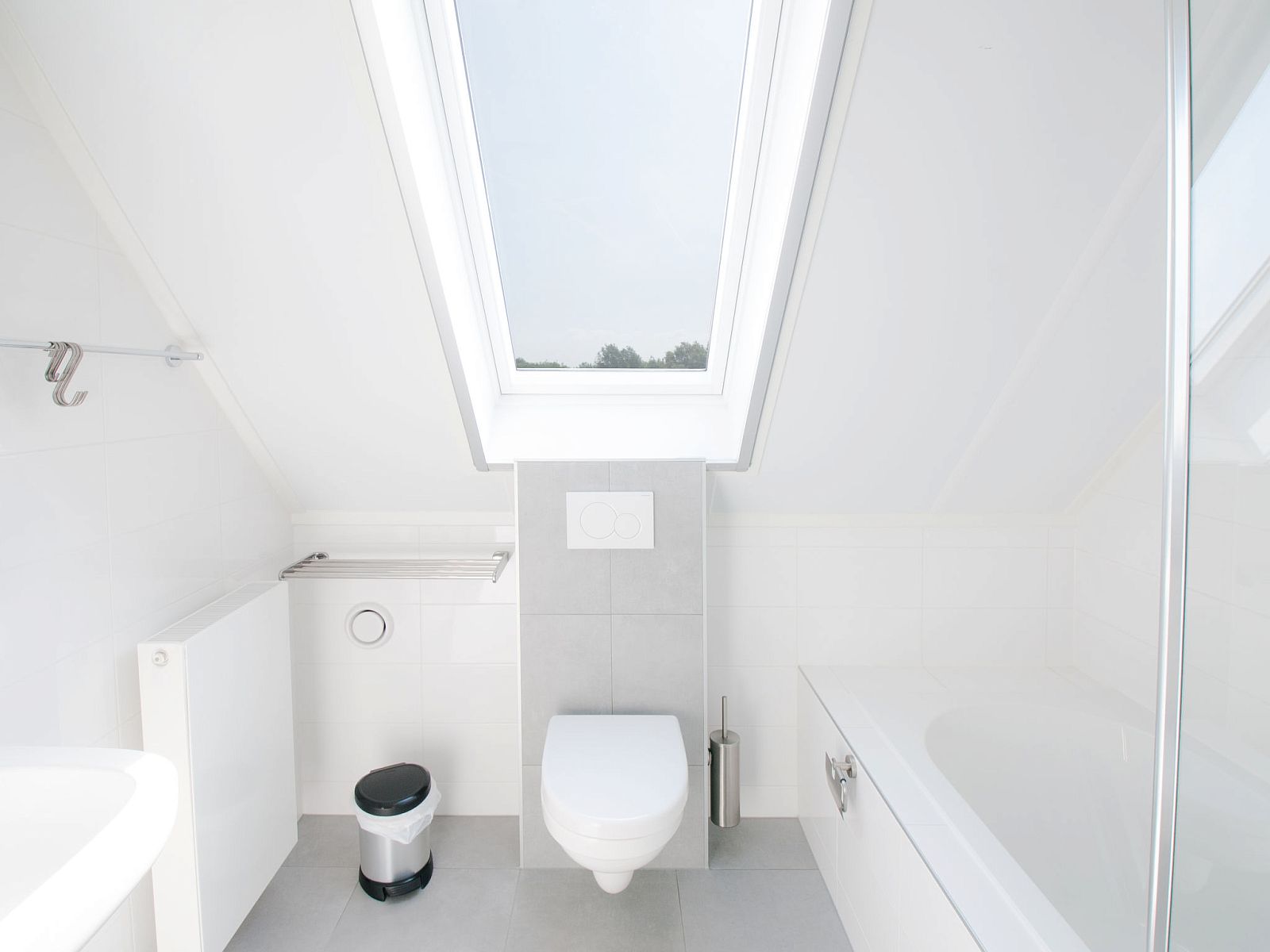 Moderne badkamer met ligbad in Vakantiehuis Oesterdam Resort in Tholen, Zeeland.